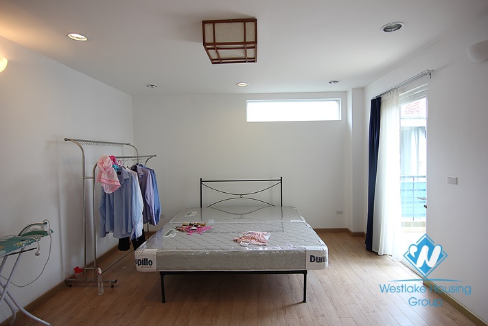 Splendid villa for rent on the lake in Tay Ho, Hanoi 